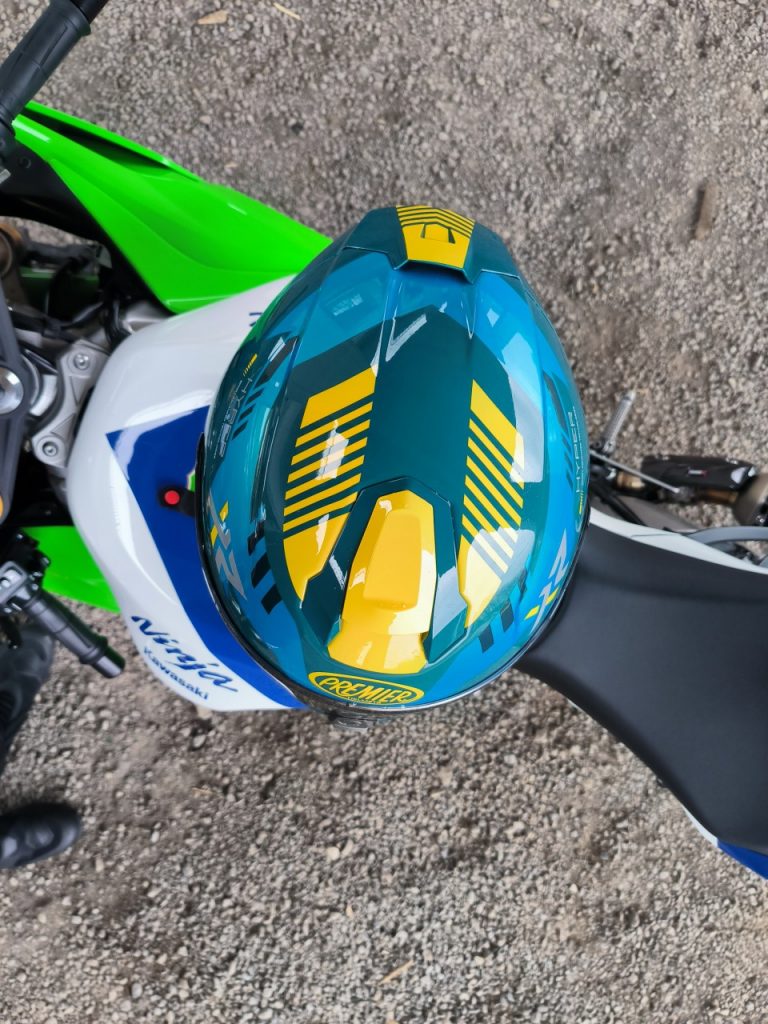 Un casque racing léger, le Premier Hyper XR21.