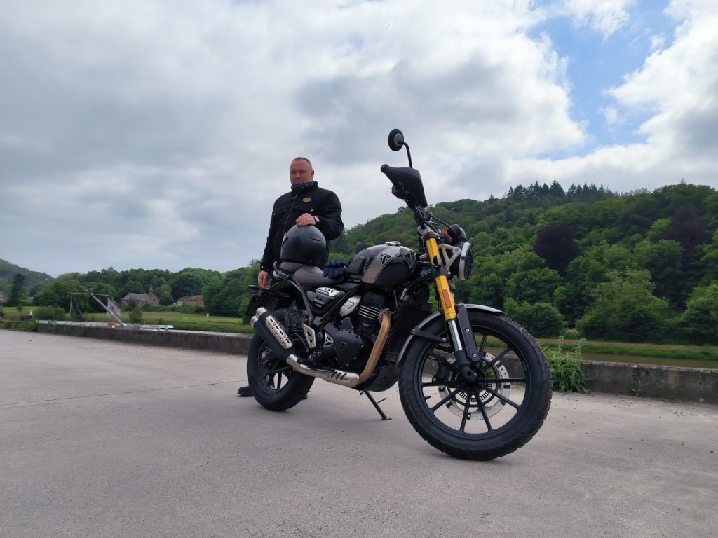 Le fun et le charme en Triumph Scrambler 400X