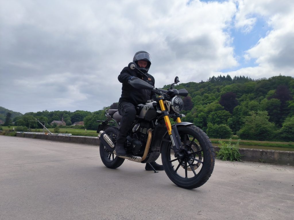 Le fun et le charme en Triumph Scrambler 400X