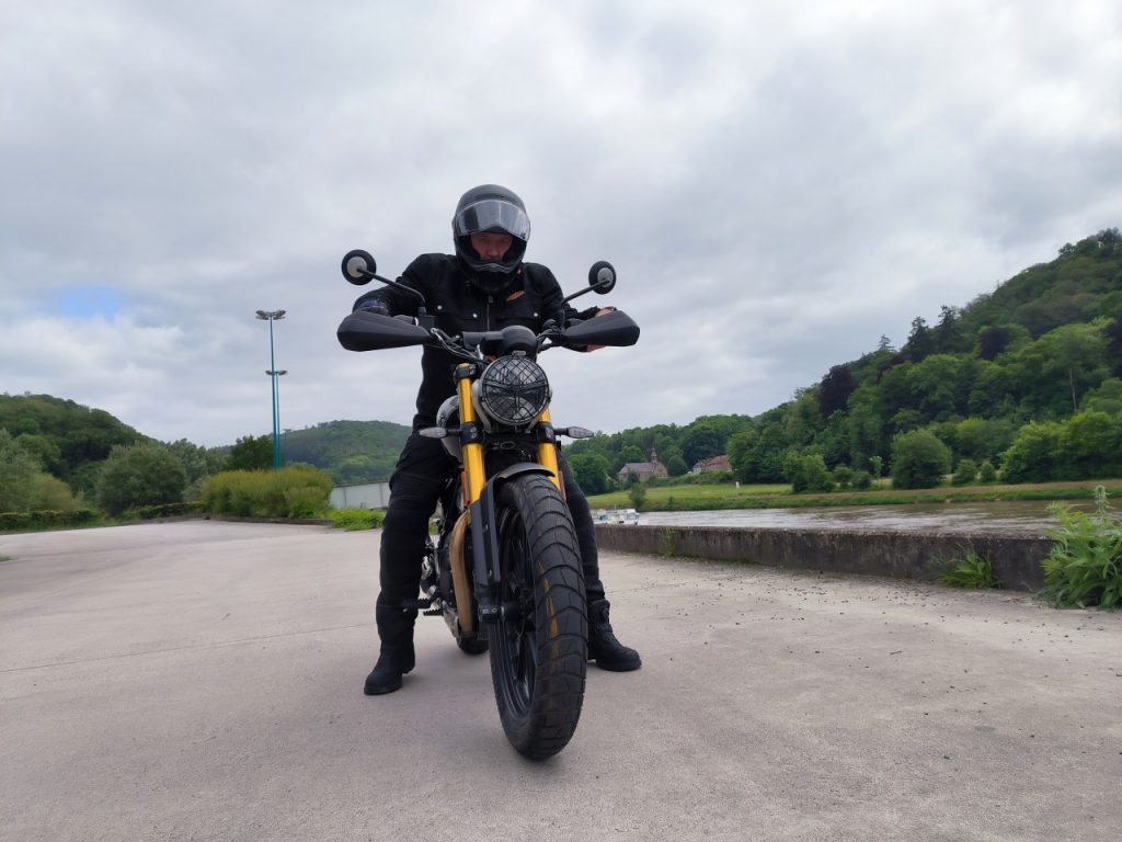 Le fun et le charme en Triumph Scrambler 400X