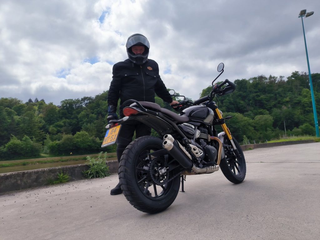 Le fun et le charme en Triumph Scrambler 400X