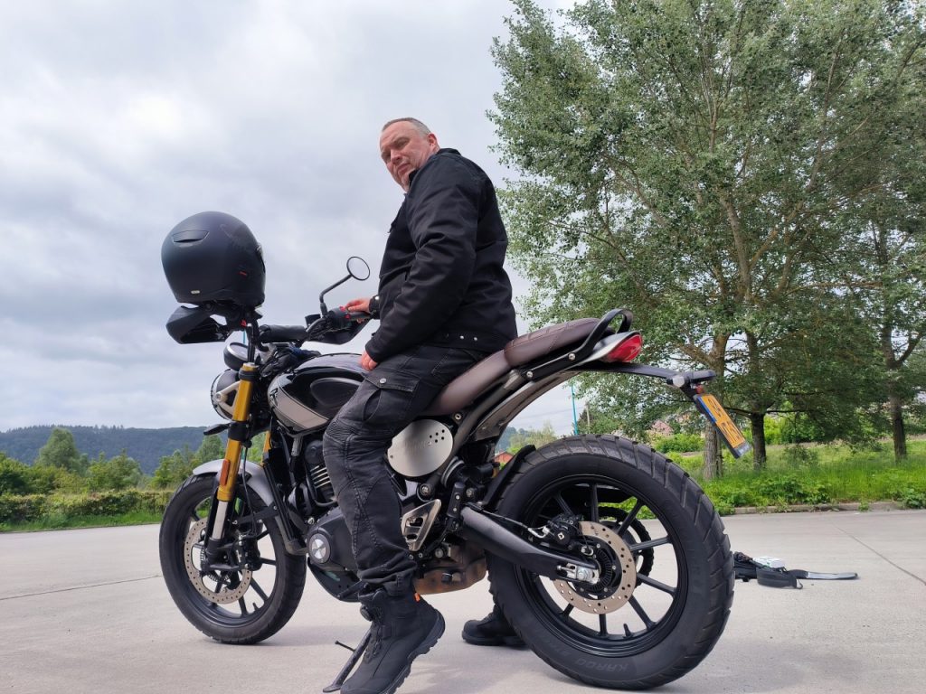 Le fun et le charme en Triumph Scrambler 400X