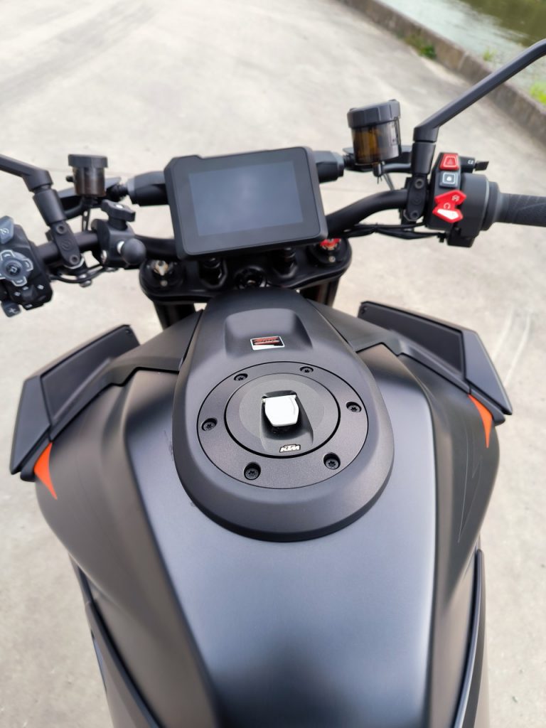 KTM Super Duke 1390 R la bête, vraiment ?