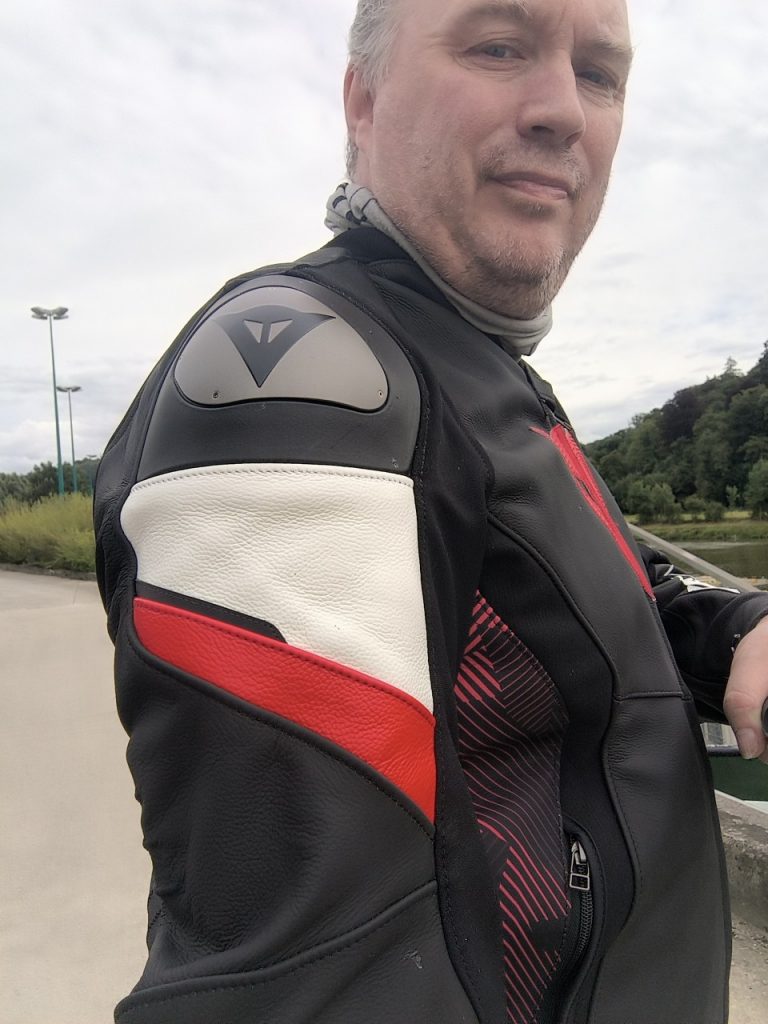 Dainese Avro 5 un cuir pour le sportif quotidien