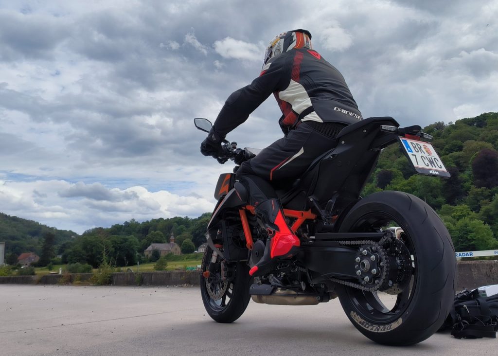 KTM Super Duke 1390 R la bête, vraiment ?