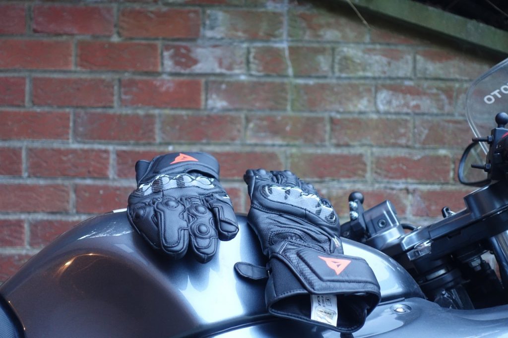 Dainese carbone 4 long, des gants sportifs en cuir