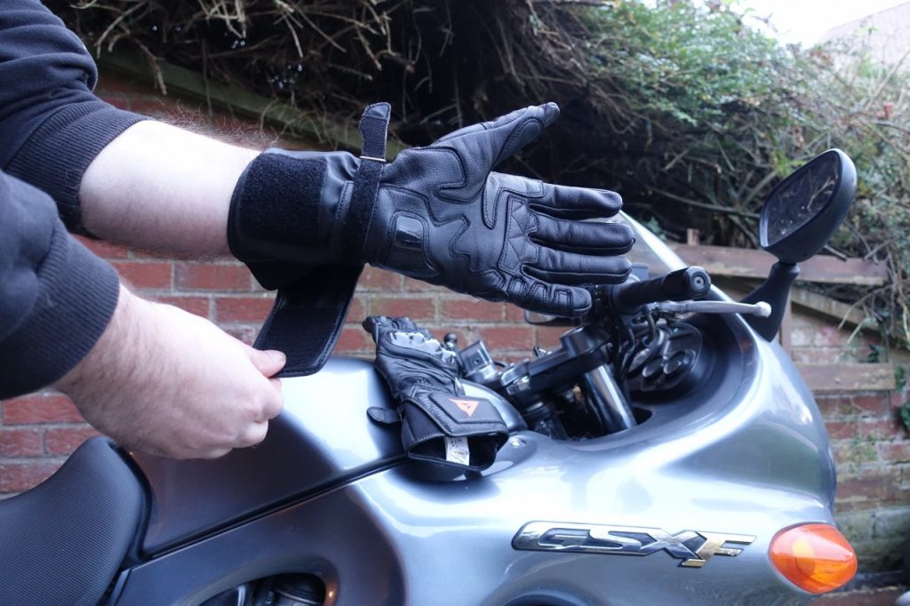 Dainese carbone 4 long, des gants sportifs en cuir