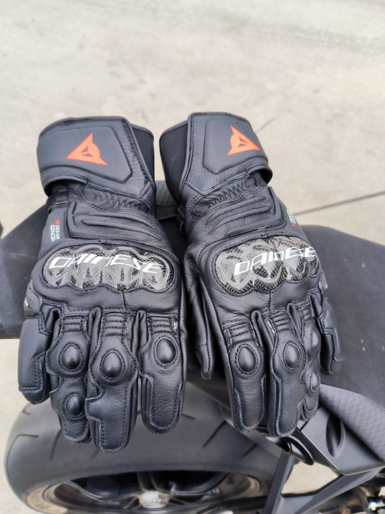 Dainese carbone 4 long, des gants sportifs en cuir