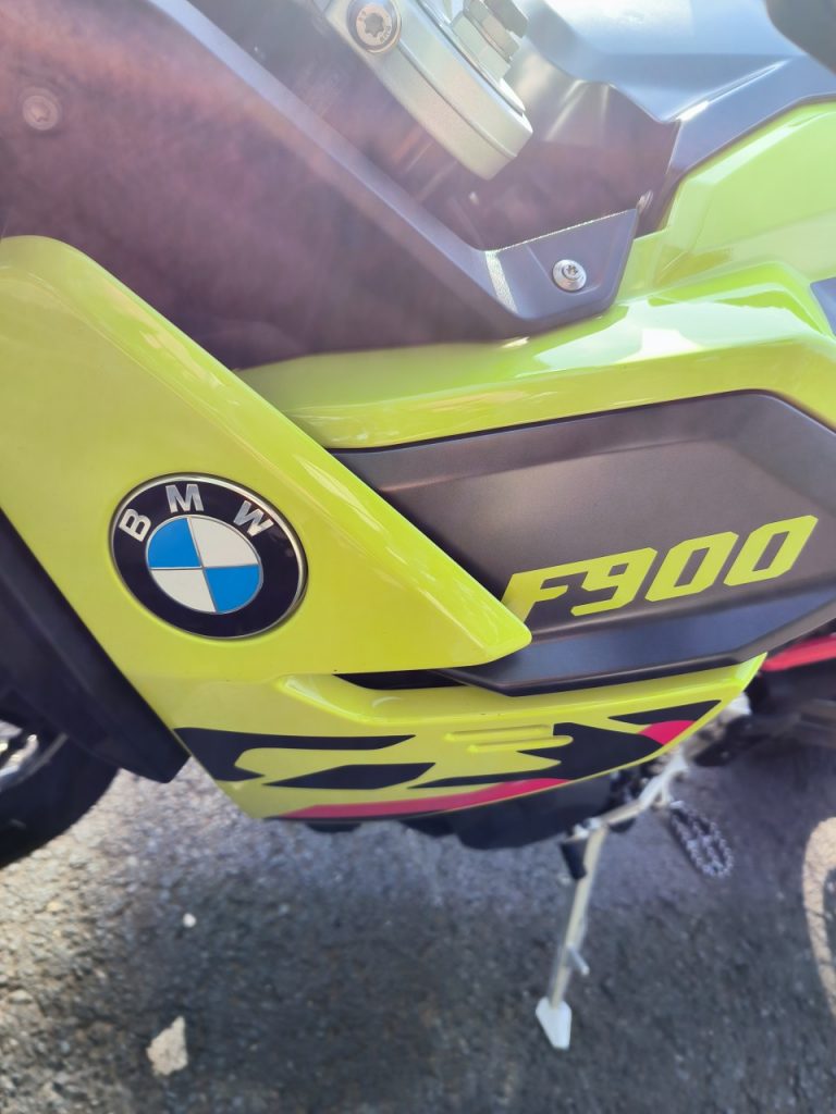 Une surprenante BMW F900GS amusante et polyvalente