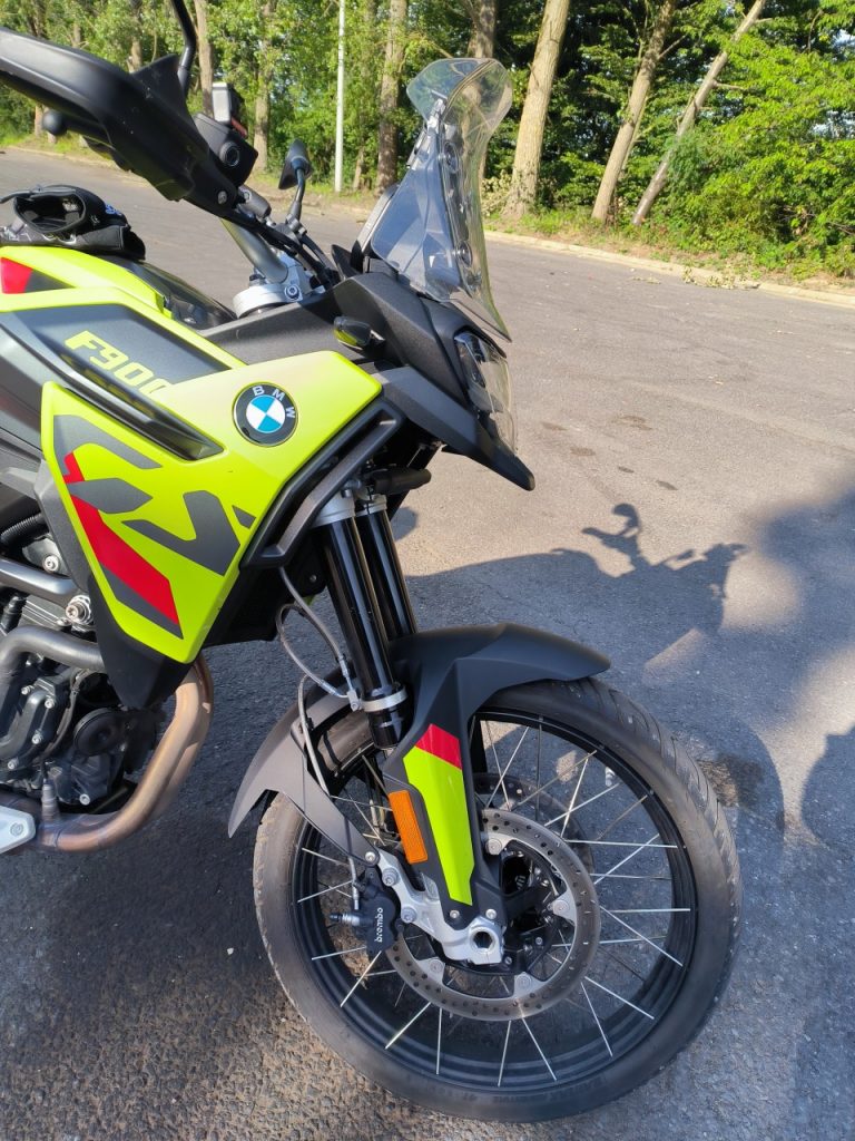 Une surprenante BMW F900GS amusante et polyvalente