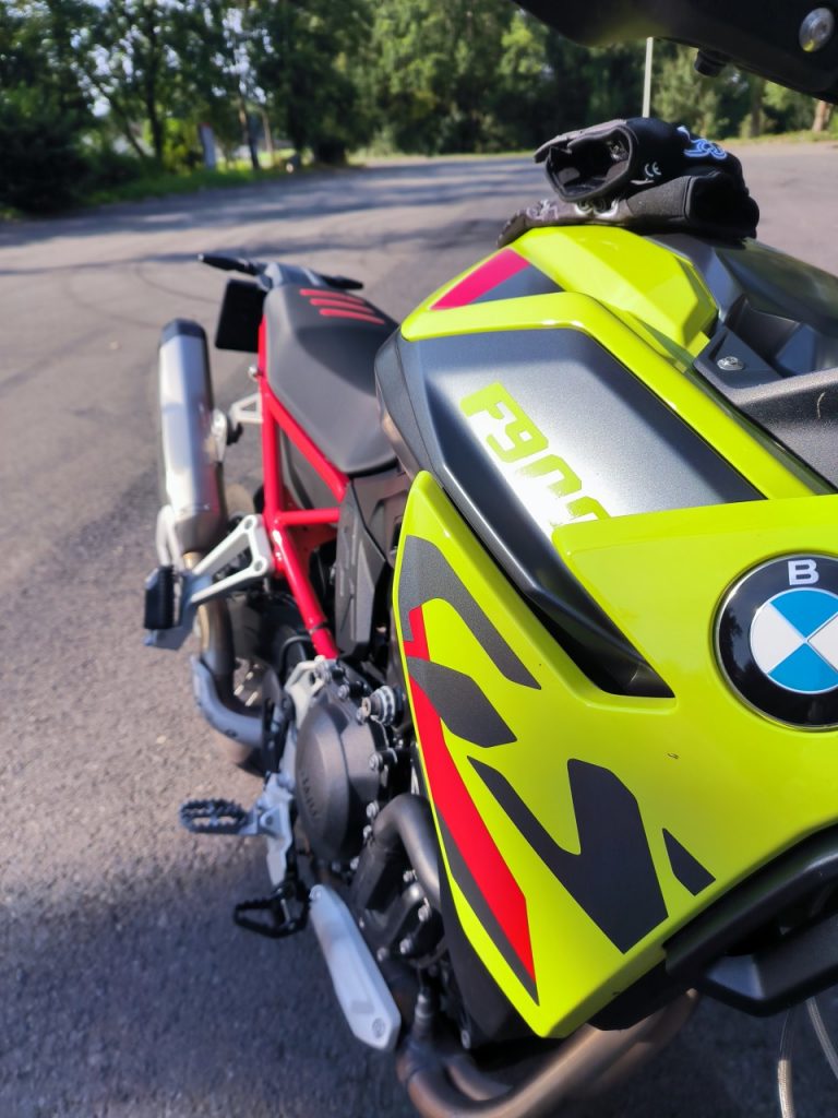 Une surprenante BMW F900GS amusante et polyvalente