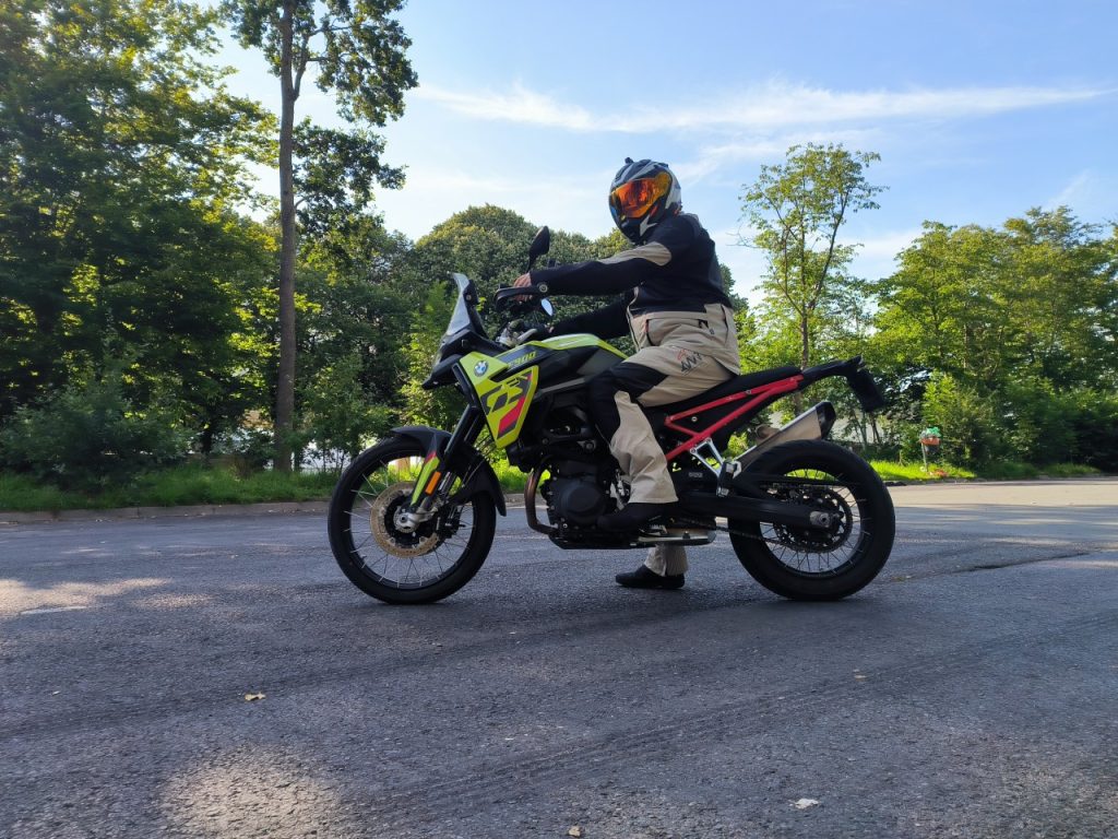 Une surprenante BMW F900GS amusante et polyvalente