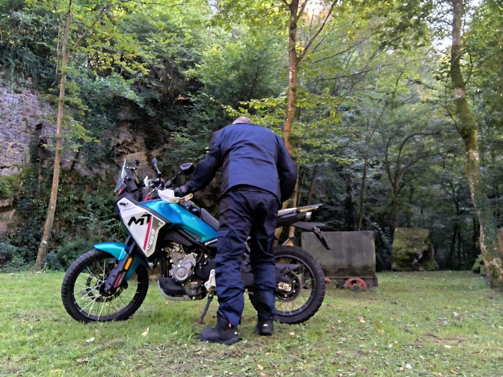 Segura Bora l&rsquo;enduro en tenue vintage et moderne