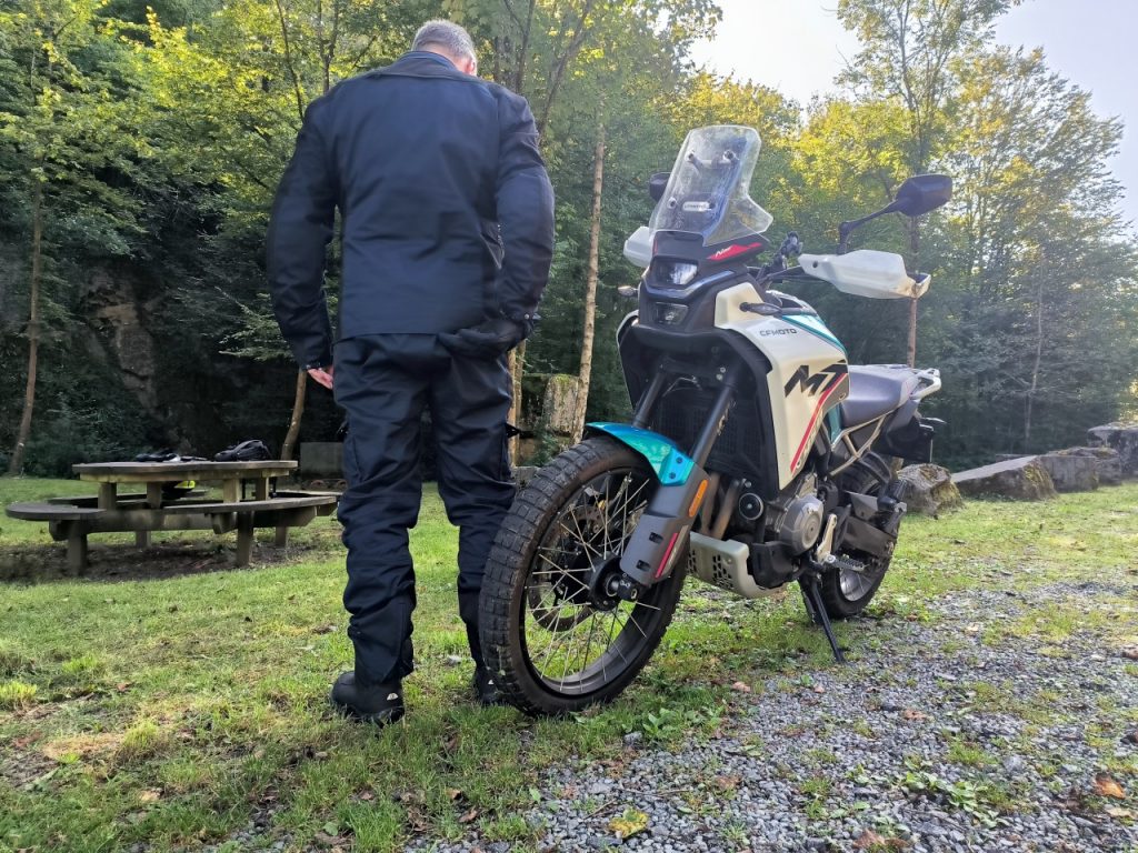 Segura Bora l&rsquo;enduro en tenue vintage et moderne