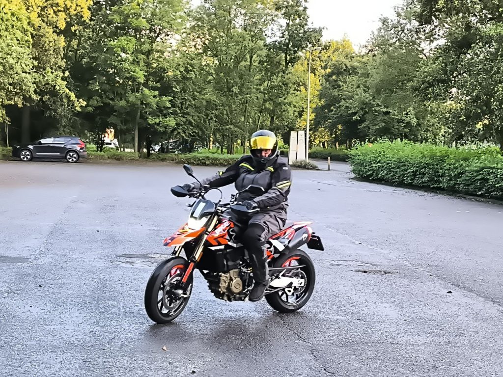  Ducati 698 Hypermotard RVE, jouet pour enfant fortuné.